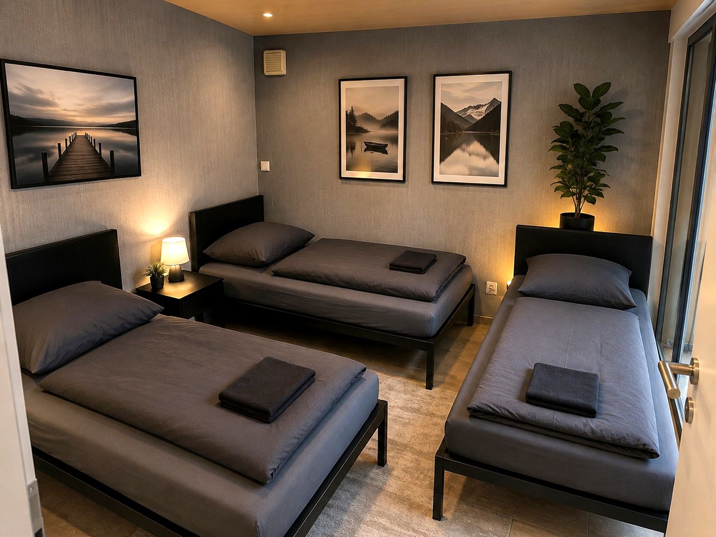 Schlafzimmer mit drei Einzelbetten für Monteure